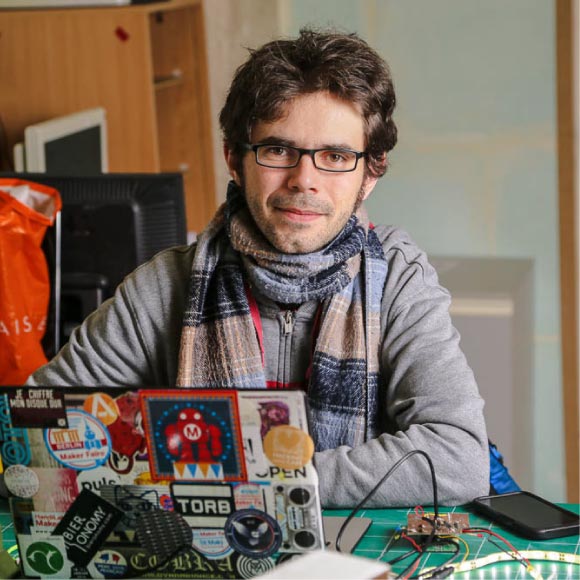 Simon Juif, Ingénieur qui imagine de mini-stations météorologiques à partir de circuits arduino.